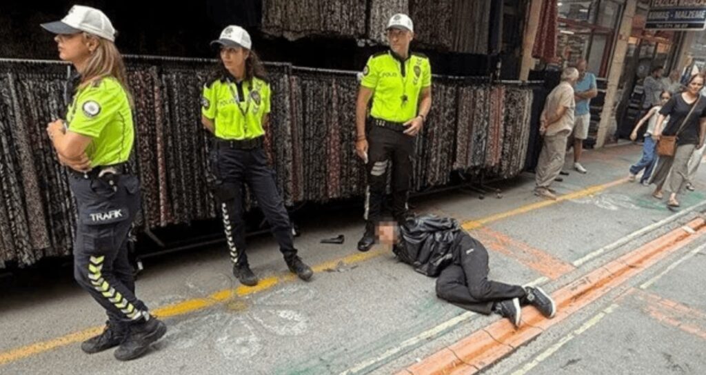 Ağustos sıcağında montla dolaşınca polise yakalandı