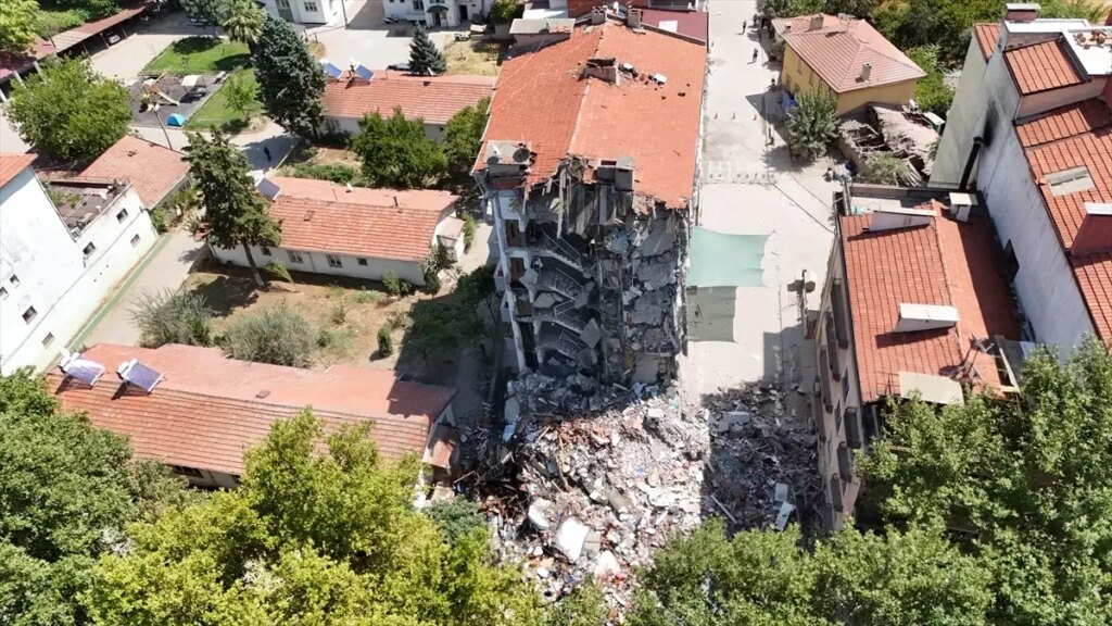 balikesirde deprem sonrasi yikimlar basladi TQVErSrL