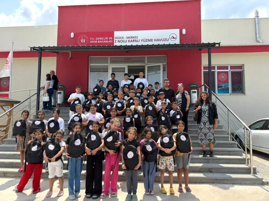 duzcede roman cocuklarina yuzme kursu 4XM8TSky