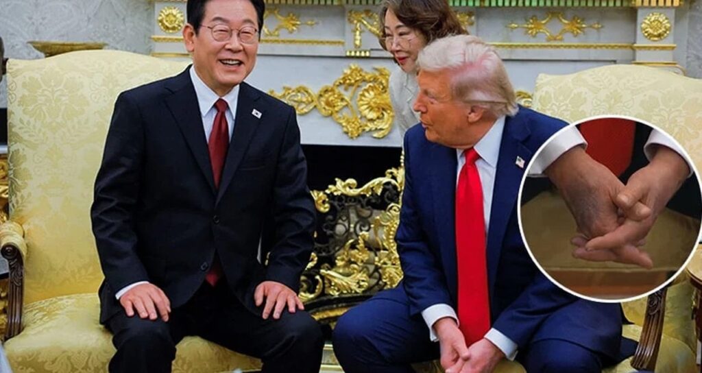 Herkes Trump’ın elindeki morlukları merak etmişti: Beyaz Saray’dan açıklama geldi