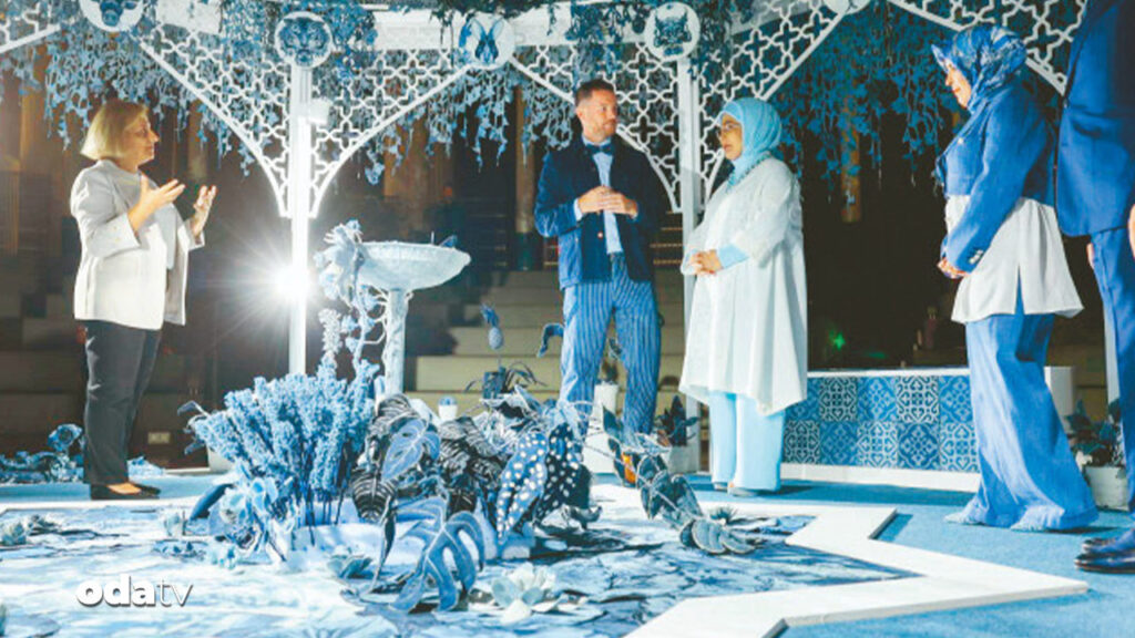 Külliye’deki sergiyi Emine Hanım açtı