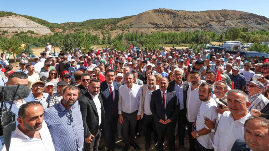 ozgur ozel tutuklu beyoglu belediye baskani inan guneyin memleketi zarayi ziyaret etti 1wYpK2yF