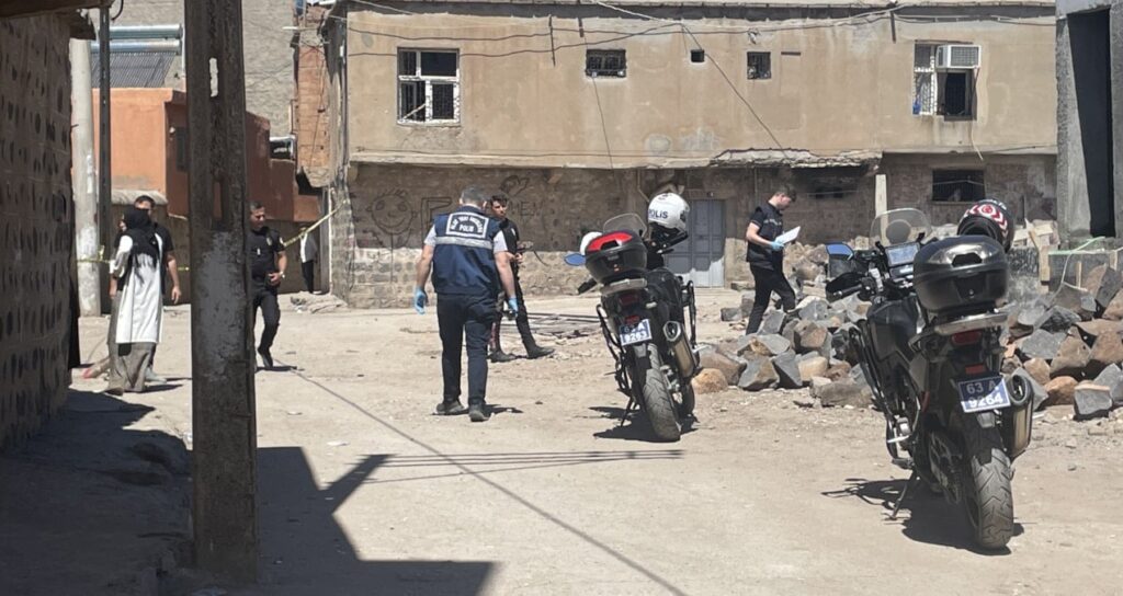 siverekte silahli ve bicakli kavga 2 yarali 3 gozalti 72qr3lSP