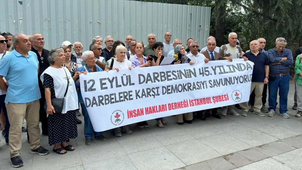 12 eylul darbesinin 45 yil donumunde eski trt radyo binasi onunde aciklama 12 eylul zihniyeti hala isbasinda YcUBVqiP