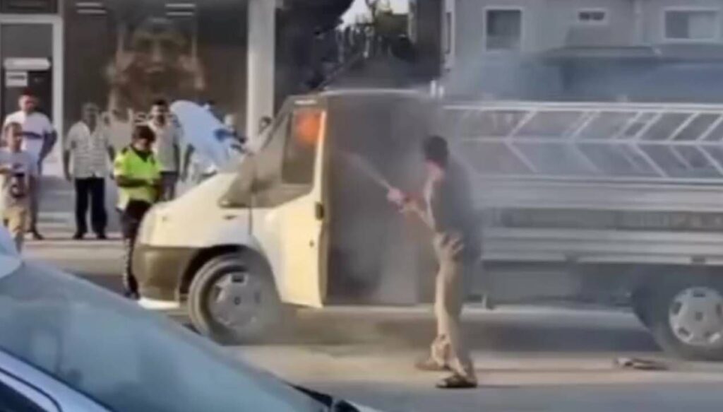 gazli icecekle yangini sondurmeye calisti hatayda ilginc anlar Cs64wpNv