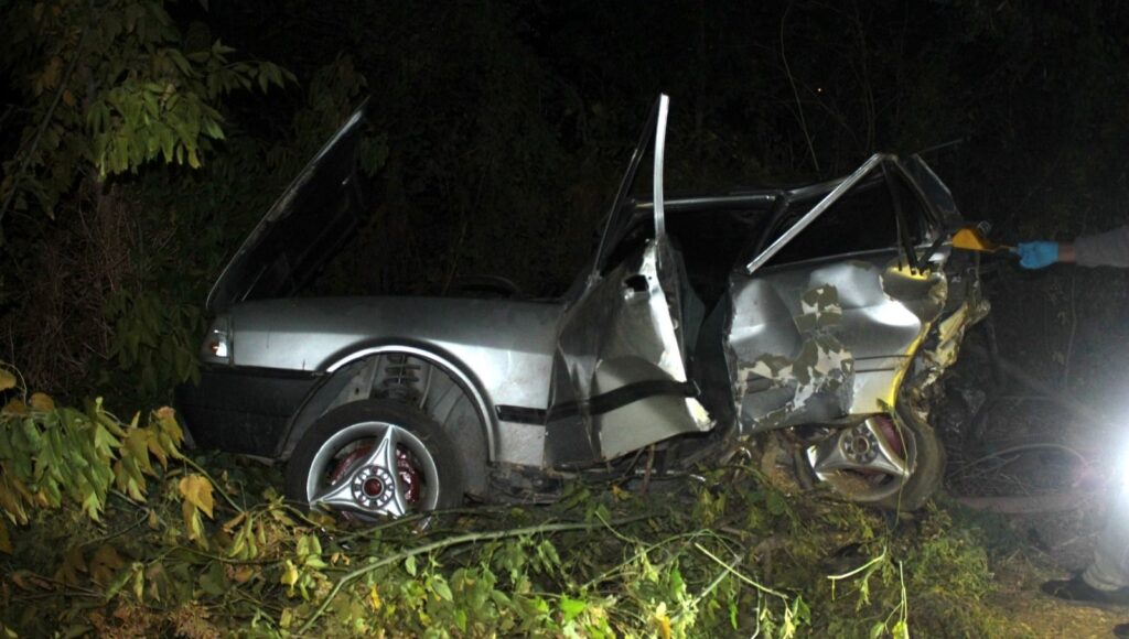 izmirde kamyonet ile otomobil carpisti olu ve yaralilar var zsnsrR3x