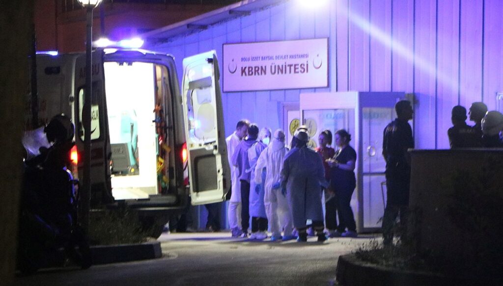 narkotik operasyonunda supheli paketten gaz yayildi 9 polis oldumden dondu 1YKu1GEU