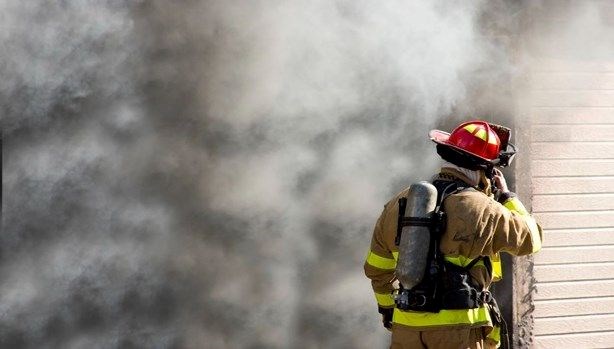 Sultanbeyli’de 4 katlı binada yangın