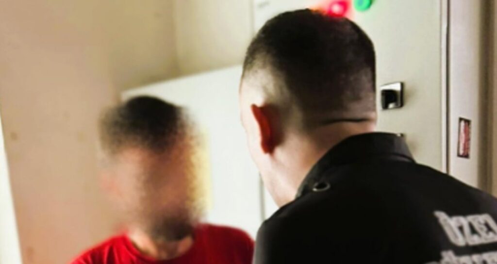 yolculari asansorde mahsur birakiyordu boyle yakalandi nAuaUi52