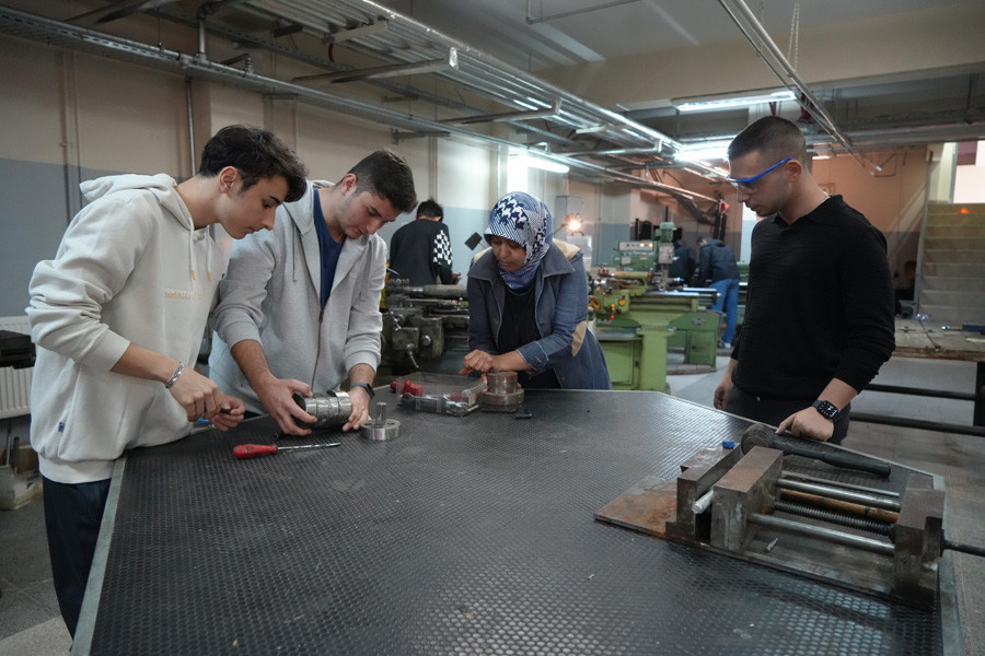 30 erkek ogrenci arasinda 45 yasinda tek kadin 9g3mOw6U.jpg