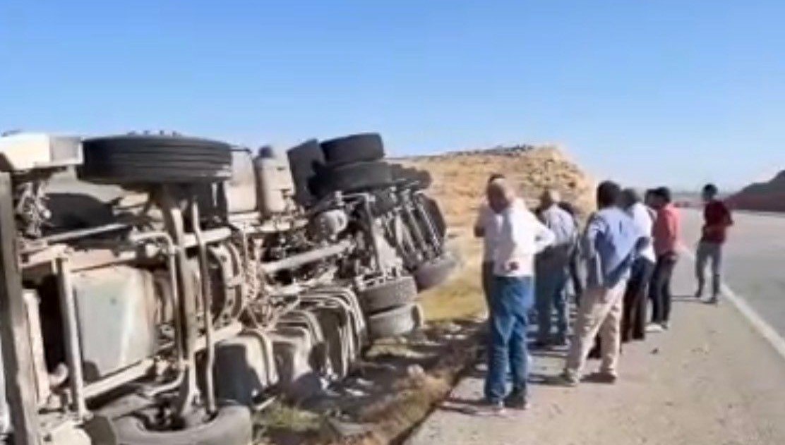 devrilen kamyonun surucusu hafif yaralandi MLHWVpt7