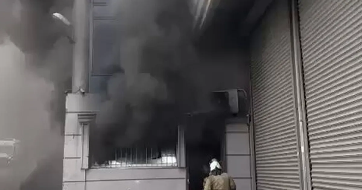 istanbul eyupsultanda is haninda depo yangini XXueOlBn