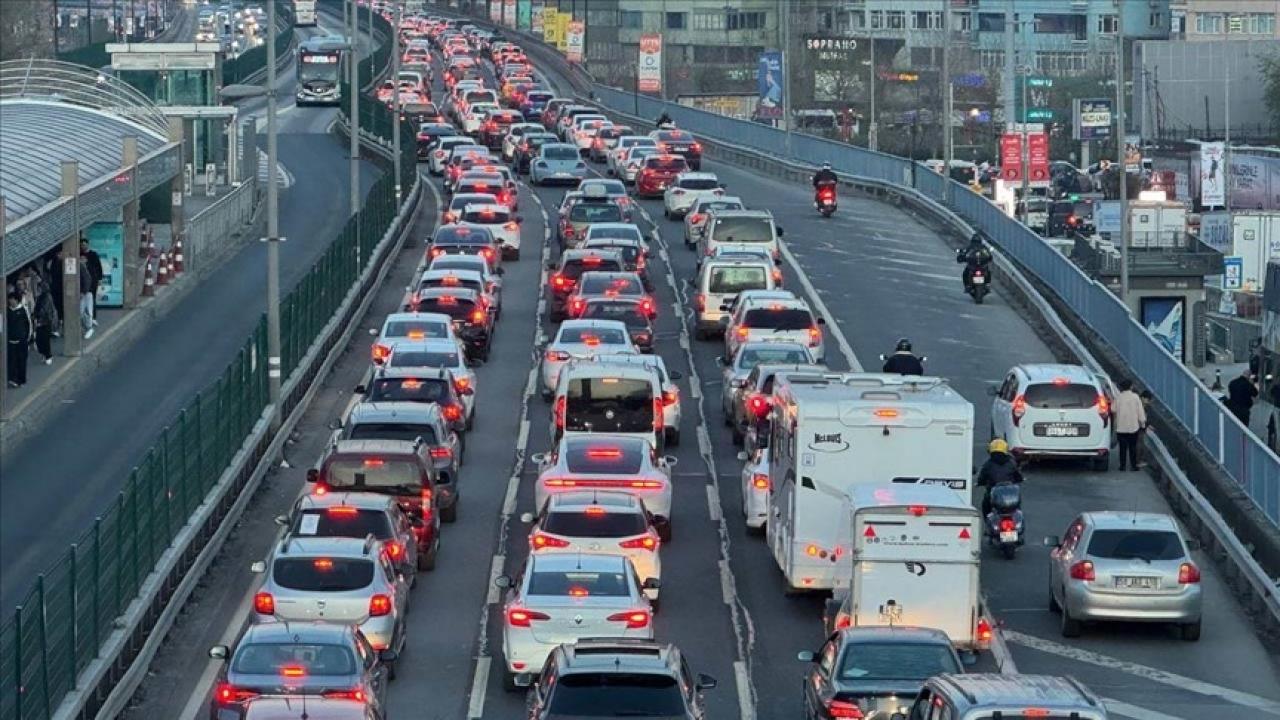 istanbulda trafik kilit yogunluk yuzde 83e yukseldi dWRsJjVs