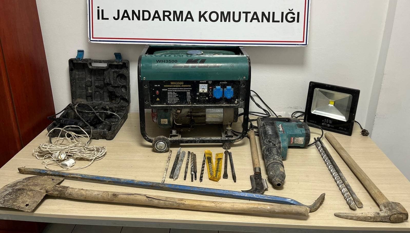 karabukte 4 kisi kacak kazi yaparken yakalandi CBEeYk6r.jpg