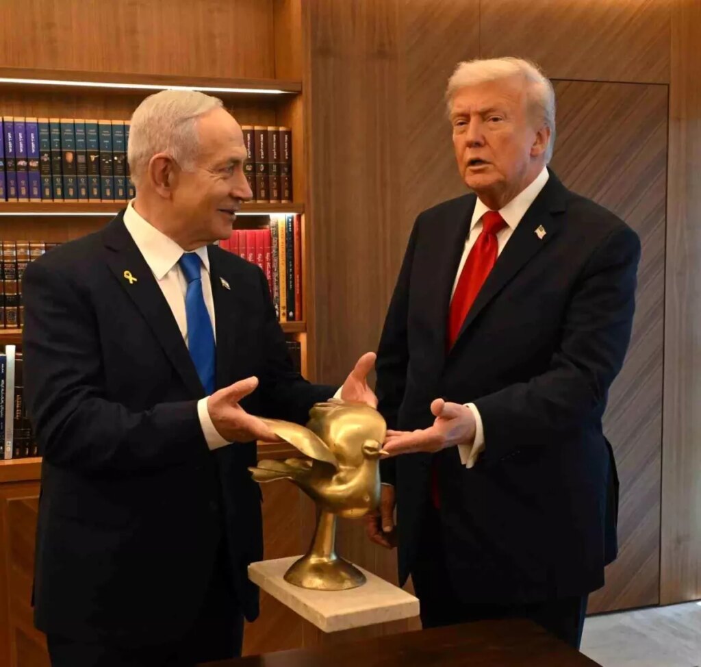 netanyahu trumpa altin guvercin hediye etti pmTun28k.jpg