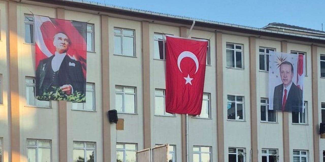 okullarda erdogan posteri zorunlu oldu sendikalar ve muhalefet ayaga kalkti uWsI9P7g.jpg