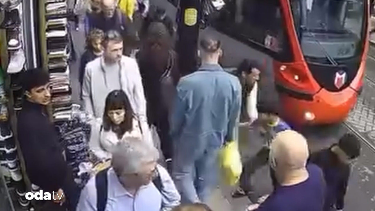 tramvayin altina kalmaktan son anda kurtuldu KhO56vi9.jpg