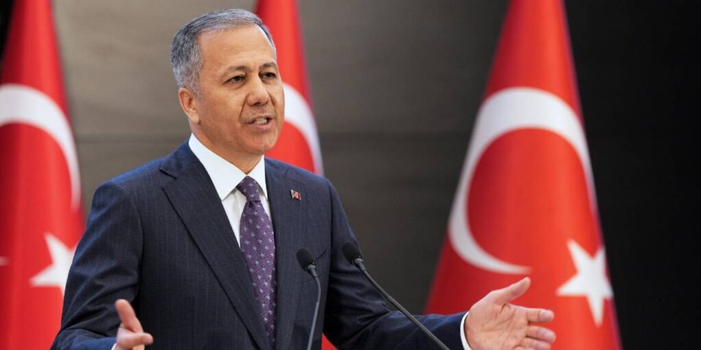 bakan yerlikaya duyurdu kirmizi isik ihlaline geregi yapildi paylasimi gQ4XCzc6.jpg