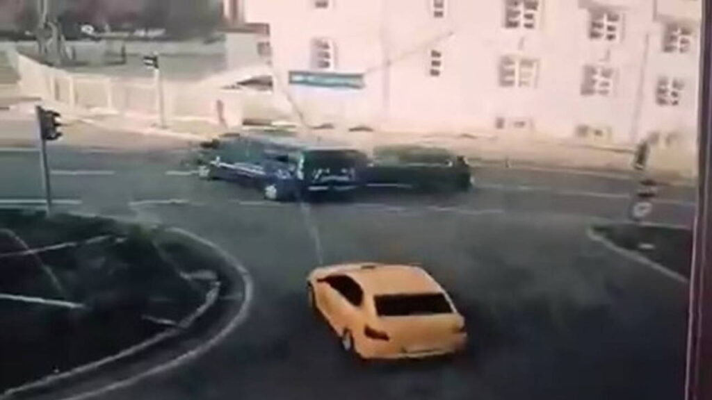 makam araci jandarma minibusune carpti 2 asker yaralandi dGy3AdZ9.jpg