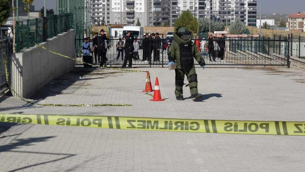 okul yerleskesindeki havai fisek rampasi panige neden oldu M891UjlN.jpg