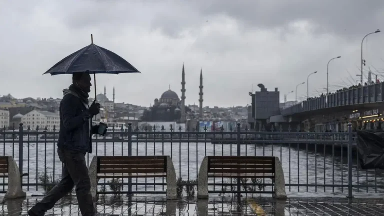 akom-istanbul-icin-tarih-verdi-soguk-ve-yagisli-hava-geri-donuyor-NlkXObWm