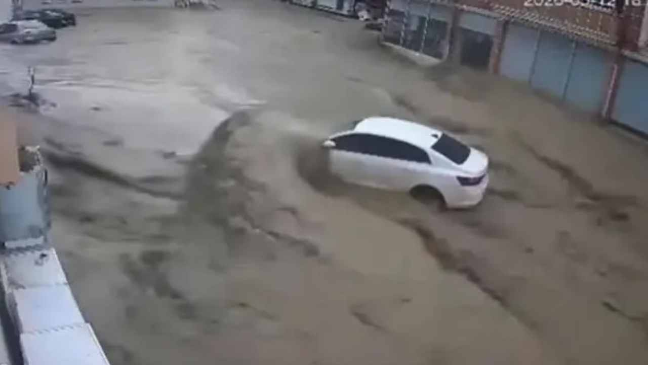 samsun-havzadaki-sel-kamerada-ne-var-ne-yok-onune-katti-goturdu-3jpCa82i
